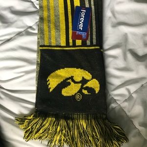 NEW WITH TAG University of Iowa scarf